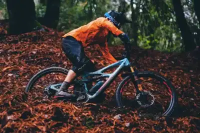 POC renews sponsorship of Enduro World Series team