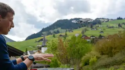 Empa controls drone with conductive wristband