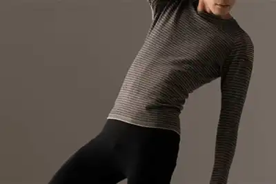 Machine knits seam-free athletic garments