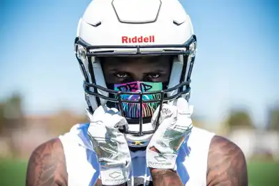 Face mask has split design for hydrating