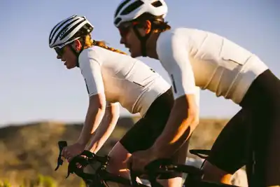 Partners turn CO2 emissions into a cycling jersey